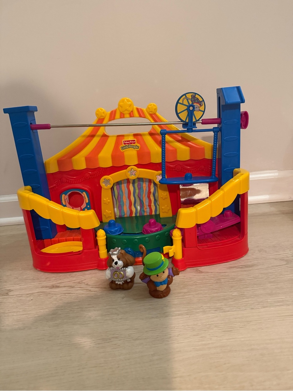 200) Fisher-Price Little People Circus Playset - 2 figures, needs batteries